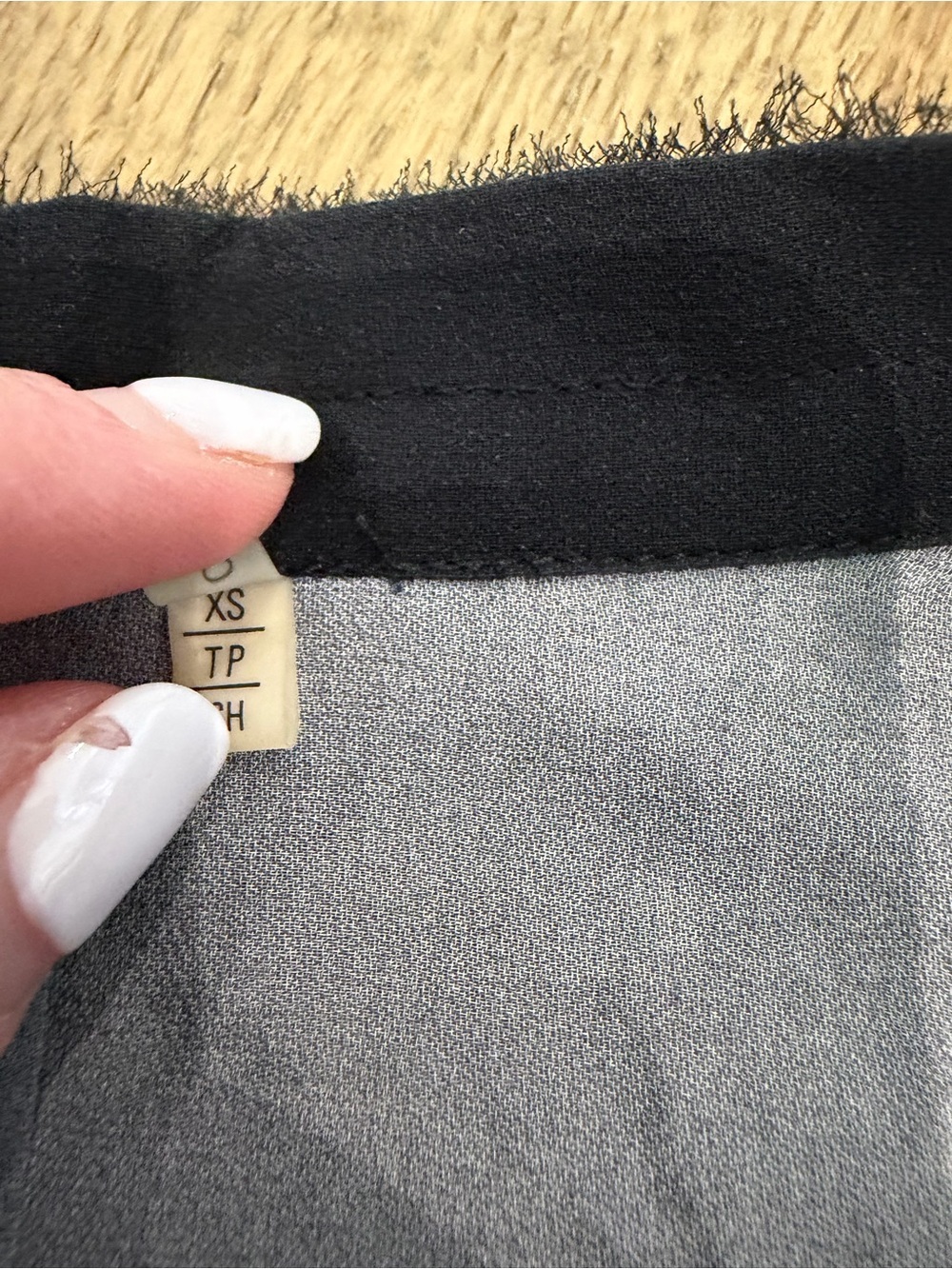 Elie Tahari Silk Ombre Pleated Blouse XS Gray Black Long Sleeve - Picture 4 of 9